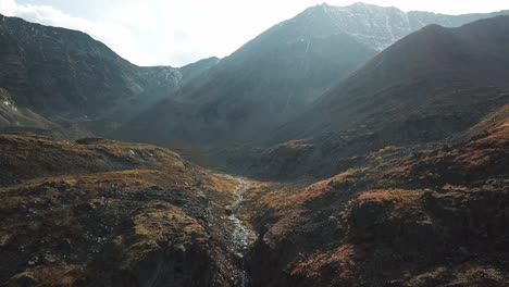 Un-Arroyo-En-El-Valle-Entre-La-Impresionante-Tundra-Y-Las-Montañas-Del-Yukón-Durante-El-Otoño.-