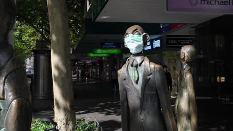 Estatua-De-La-Ciudad-Decorada-Con-Mascarilla-Durante-La-Pandemia-De-Covid-19