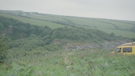 Gelber-Surf-Van-Fährt-Durch-Die-Landschaft