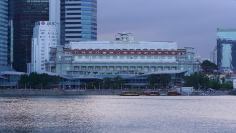 Marina-Bay,-Das-Berühmte-One-Fullerton-Hotel-Und-Die-Moderne-Skyline-Von-Singapur-Bei-Sonnenuntergang