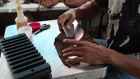 Demonstration-of-production-of-handmade-tabaco-cigars