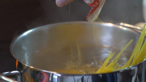 Eine-Portion-Spaghetti-Wird-In-Kochendes-Wasser-Gegeben