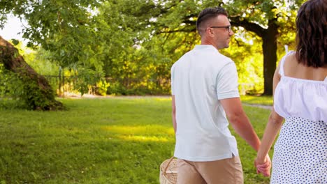 Glückliches-Paar-Beim-Picknick-Im-Sommerpark.Freizeit--Und-Personenkonzept-Glückliches-Paar-Mit-Essen-Beim-Picknick-Im-Sommerpark