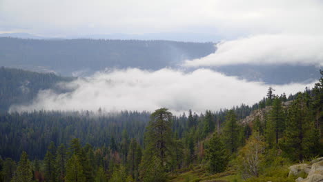 Weite-Zeitrafferaufnahme-Von-Wolken,-Die-In-Ein-Von-Bäumen-Gesäumtes-Tal-Im-Norden-Kaliforniens-Strömen