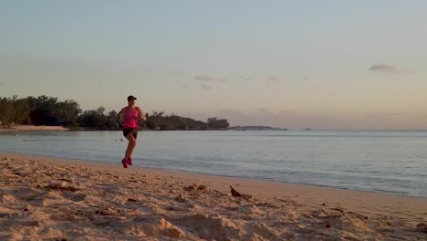 Eine-Frau-Läuft-Bei-Sonnenuntergang-Am-Strand-Auf-Der-Insel-Mauritius