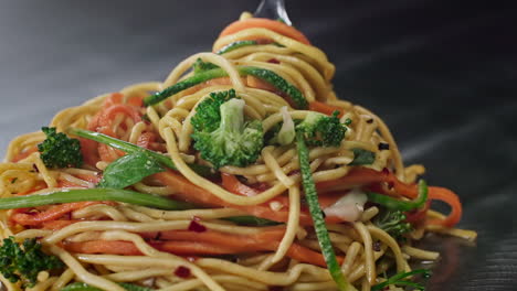 Tomando-Una-Ración-De-Deliciosa-Pasta-Con-Verduras