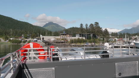 Blick-Von-Der-Rückseite-Eines-Bootes-Im-Leerlauf,-Das-Einen-Hafen-In-Juneau,-Alaska-Verlässt