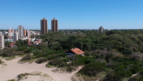 Luftaufnahmen-Aus-Der-Innenstadt-Der-Villa-Gesell-Und-Dem-Wald