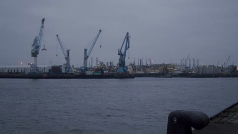 Puerto-Alemán-Con-Grúas,-Barcos-Y-Contenedores