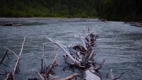 Treibholz-Auf-Einem-Gletscherfluss-In-Der-Abenddämmerung-Im-Südlichen-Zentralalaska