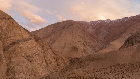 El-Lapso-De-Tiempo-Muestra-Una-Sombra-Y-Nubes-En-Los-Andes-Chilenos-Cerca-De-Paso-De-Agua-Negra-Durante-El-Atardecer.