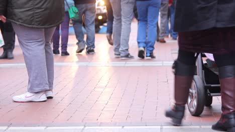 Aufnahmen-Von-Beinen-Und-Füßen-Beim-Gehen-Auf-Der-Belebten-Einkaufsstraße-Grafton-Street