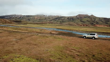 Vista-Aérea-De-Un-Dron-De-Un-Vehículo-De-Cuatro-Ruedas-En-Movimiento-En-Condiciones-Difíciles-En-Las-Tierras-Altas-De-Islandia