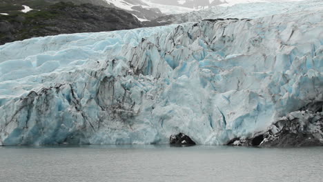 Rotating-shot-of-the-Seward-Glacier-in-Anchorage,-Alaska