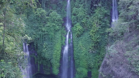 Drohnenvideo-Des-Beeindruckenden-Sekumpul-Wasserfalls-Im-Norden-Balis-Im-Touristengebiet-Und-Wunderschöne-Indonesische-Dolly-Out-Aufnahme