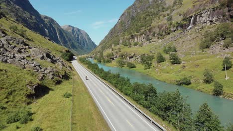 Una-Carretera-Filmada-Desde-Arriba-En-Noruega