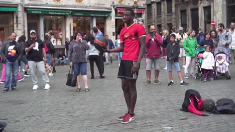 Man-playing-ball-games-in-Brussels'-Grand-Place