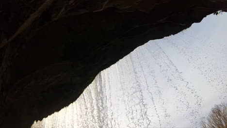 Blick-Auf-Den-Fluss-Mit-Kahlen-Bäumen-Und-Fließenden-Wasserfall-Hinter-Den-Jagala-Wasserfällen-Im-Herbst-In-Estland