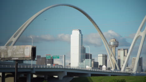 Die-Skyline-Von-Dallas-Wird-Von-Der-Margaret-McDermott-Bridge-Mit-Dem-Ikonischen-Reunion-Tower-In-Der-Mitte-Eingerahmt