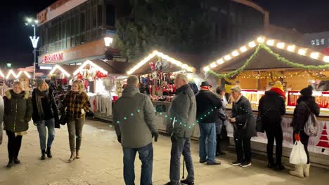 Die-Leute-Gehen-Zum-Weihnachtsmarkt