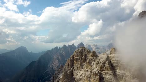 Wunderschöne-Luftaufnahme-Der-Berggipfel-An-Einem-Sonnigen-Tag-Mit-Wolken-Der-Französischen-Alpen-Im-Nationalpark-Tre-Cime,-Italienische-Dolomiten