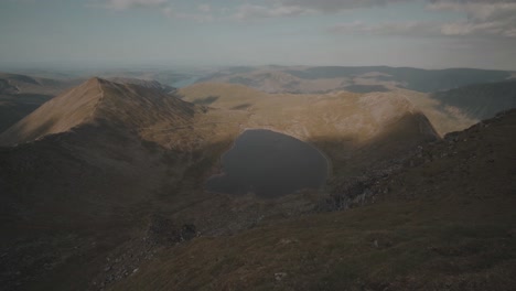 Majestuosa-Vista-Desde-La-Cima-De-La-Montaña-En-Helvellyn,-Parque-Nacional-Del-Distrito-De-Los-Lagos,-Inglaterra