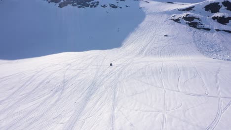 Luftaufnahme-über-Verschneite-Berglandschaft