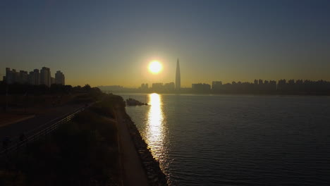 Seoul,-Ttukseom-Park-Hangang-Sonnenaufgangsszene,-Die-Tilt-Reveal-Drohnenaufnahme