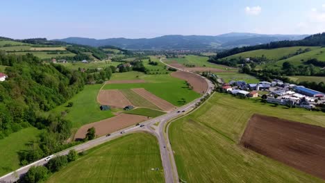 Drohnenflug-über-Die-Stadt-Oberried,-Einem-Kleinen-Dorf-In-Einem-Schwarzwaldtal