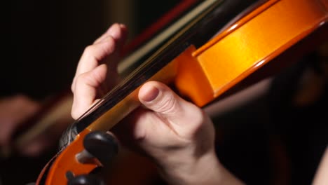 Primer-Plano-De-Las-Manos-De-Un-Violinista-Tocando-El-Violín.