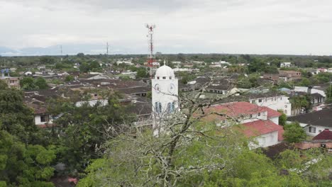 árbol-Seco-Y-Viejo-En-El-Pueblo-De-San-Martín---Colombia,-Iglesia-Al-Fondo,-Con-Vegetación-Cerca-De-La-Población,-Creencia-Católica,-Video-Aéreo-Con-Drones