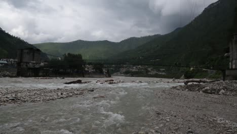 Himalaya-Río-Montañoso-Ganges-Que-Fluye-A-Través-De-Los-Pueblos-Del-Himalaya---Ciudades-En-Uttarakhand,-India