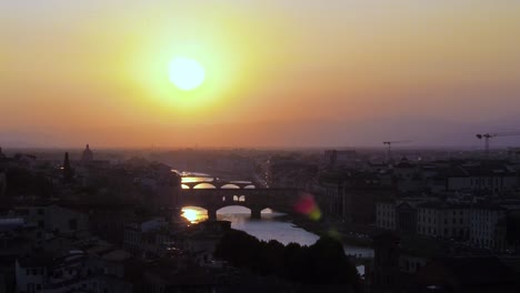 Puesta-De-Sol-En-4k-En-El-Ponte-Vechio,-Cielo-Espectacular,-Horizonte-De-Florencia,-Monumento-En-Florencia,-Italia