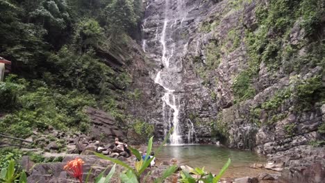 Visita-Turística-Y-Relajación-En-La-Cascada-De-Temurun-En-Langkawi