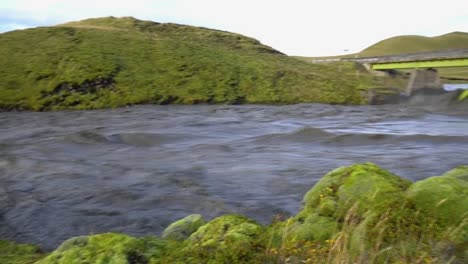 Eine-Schnell-Fließende-Gletscherflut-Füllt-Den-Fluss-Eldvatn-In-Südisland-Im-Oktober-2015