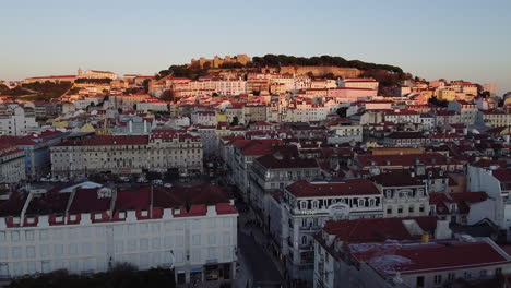 Luftaufnahme-Der-Stadt-Lissabon-Mit-Alten-Gebäuden-Und-Der-Burg-In-Der-Ferne-Während-Der-Goldenen-Stunde