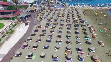 Drohnenaufnahme-Von-Einem-Wunderschönen-Strand-Auf-Zypern