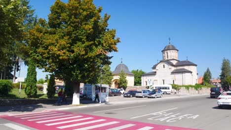 Panning-shot-of-the-town-of-Curtea-de-Arges,-in-Romania