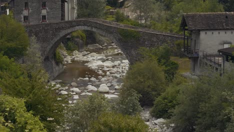 Static-shot-of-Ponte-dei-Salti,-an-arched-medieval-footbridge-over-Verzasca-river-in-Lavertezzo,-Switzerland