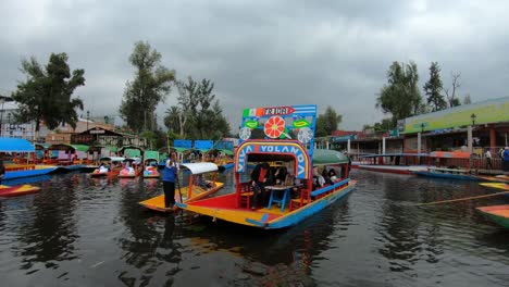 Reiten-In-Trajineras-In-Xochimilco,-Den-Schwimmenden-Gärten-Von-Mexiko-Stadt