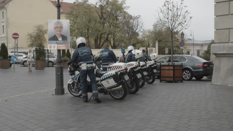 Vier-Ungarische-Polizisten-Steigen-Vor-Dem-Ehemaligen-Honved-Gebäude-Von-Ihren-Motorrädern-Ab,-Um-Eine-Gemeinsame-Pressekonferenz-Mit-Victor-Orban-Und-Marjan-Sarec-Abzuhalten