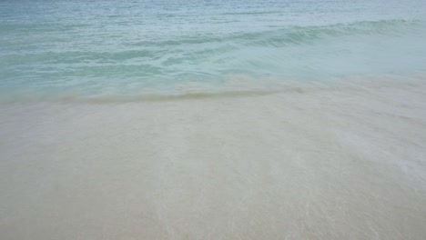 Olas-Tranquilas-Del-Mar-Con-Aguas-Azules.-Mar-Caribe