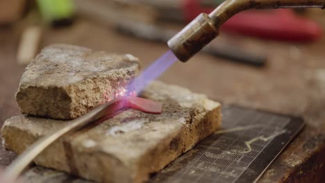 Fabricante-De-Instrumentos-Calentando-Una-Barra-De-Metal-Para-Forjar-Una-Llave-Para-Una-Flauta-Transversal