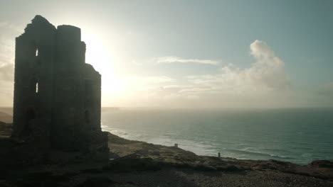 Los-Edificios-De-La-Mina-De-Estaño-De-Cornualles-En-Wheal-Coates-En-Un-Día-Soleado-Y-Ventoso