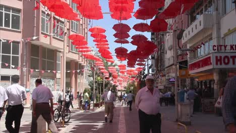 Malatya---Turquía---7-De-Julio-De-2017:-Calle-Con-Sombrillas