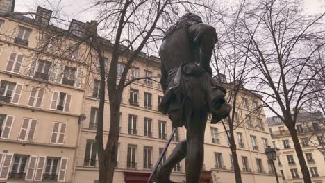 The-Famous-Statue-De-Turenne-Enfant-At-The-3rd-Arrondissement-Of-Marais-In-Paris,-France---low-angle-orbiting-shot