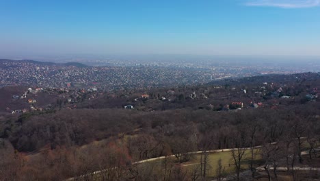 Drohnenaufnahmen-Von-Der-Spitze-Des-Hügels-Und-Im-Hintergrund-Die-Stadt-Budapest-Drohne-Bewegt-Sich-Schnell-Nach-Links-Und-Vorwärts