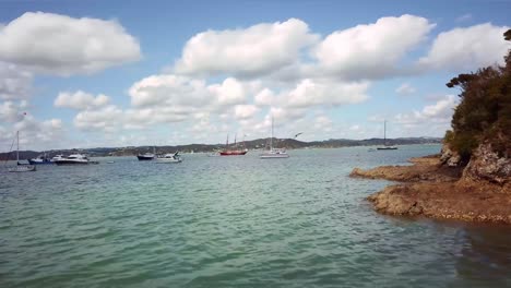 Herumfliegen-Von-Kororareka-Bay-In-Richtung-Der-Boote-Und-Yachten-In-Russel