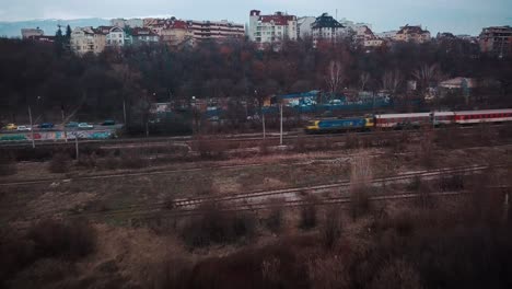 Antiguo-Tren-Búlgaro-En-Un-Día-Lluvioso-En-El-Bosque-Cerca-De-La-Ciudad