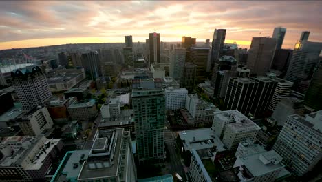 Zeitraffer-Einer-Stadt-Bei-Sonnenuntergang